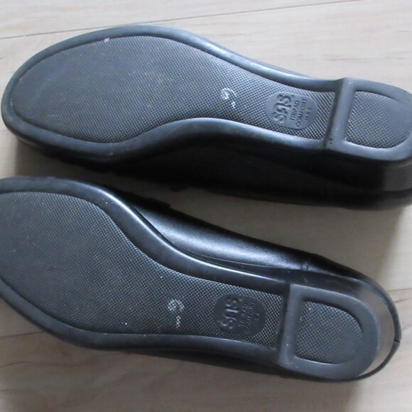 Gently Worn Women’s Size 6 Leather Cushioned Loafers Made in USA.  EUC. - Picture 2 of 3